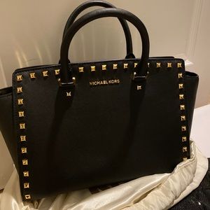 Selling this brand new Micheal kors Selma studded bag .